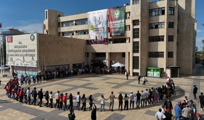 Diyarbakır’da Belediye önünde halaylı 1 Mayıs kutlaması