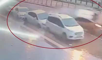 Diyarbakır'da ticari taksi 3 otomobile çarptı, takla attı