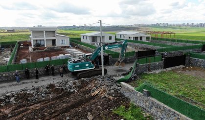 Diyarbakır’da villa tarzında 13 kaçak yapı yıkıldı