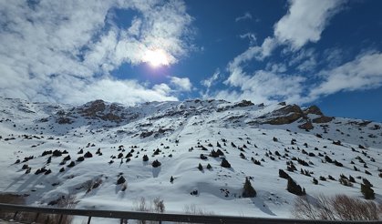 Van'ın yüksek kesimlerinde kar güzel manzaralar oluşturdu