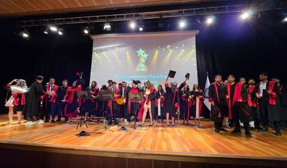 Diyarbakır Dicle üniversitesinde halaylı mezuniyet
