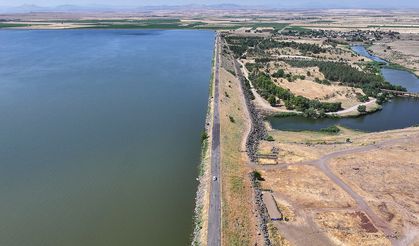 Diyarbakır'da tam doluluğa ulaşan baraj gölünde su tahliyesi