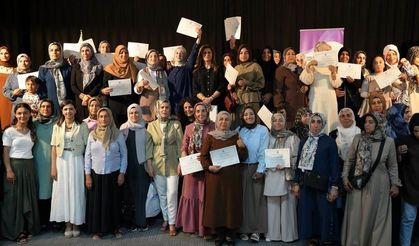Diyarbakır'da tekstil ve moda eğitimini tamamlayan kadınlara belgeleri verildi