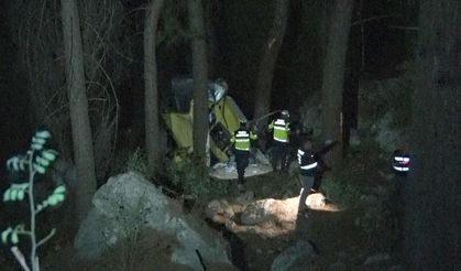 Antalya'da araç 50 metrelik uçuruma yuvarlandı: 2 ölü, 4 yaralı