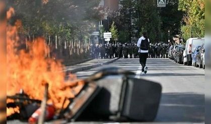 Paris sokaklarında liselilerin öfkesi dinmiyor:  Polisten göz yaşartıcı gaz müdahalesi