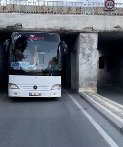 Ağrıspor’un takım otobüsü Kayseri'de alt geçitte sıkıştı