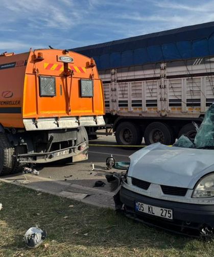 Hızını alamayan araç kamyona çarptı: 4 ölü, 1 yaralı