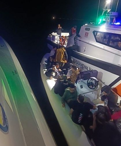 İzmir açıklarında 44 düzensiz göçmen yakalandı