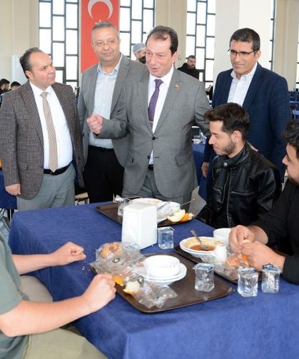 Diyarbakır’da rektör, yemekhanede öğrencilerin taleplerini dinledi
