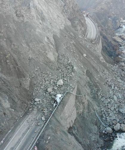Hakkari'de heyelan, büyük korku yarattı!