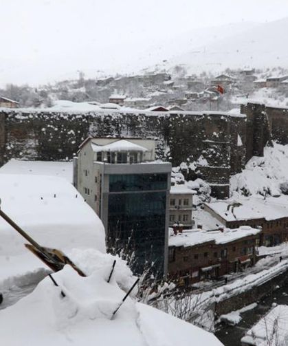 Bitlis’te çatılarda kar küreme seferberliği