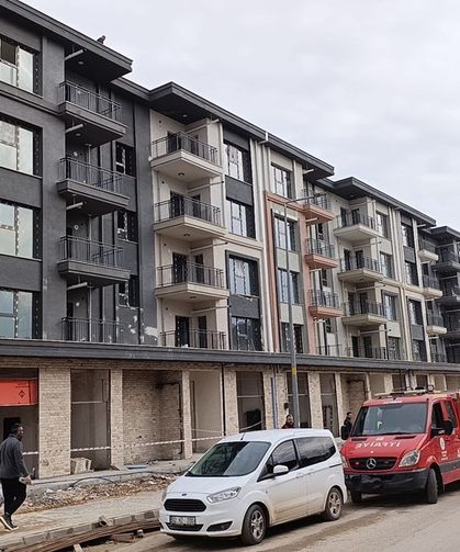 6 ay ücret alamayan işçiler çatıya çıktı