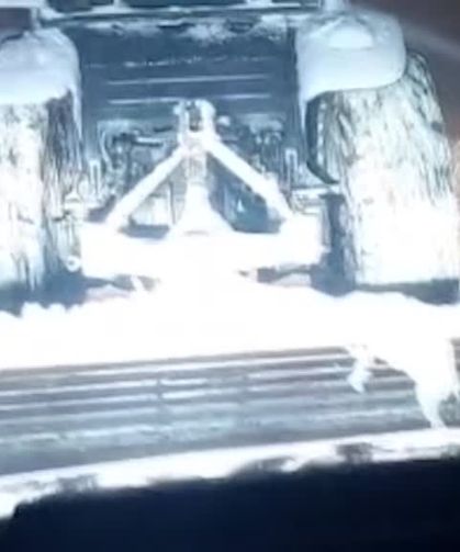 Kara saplanan otomobile traktörle kurtarma