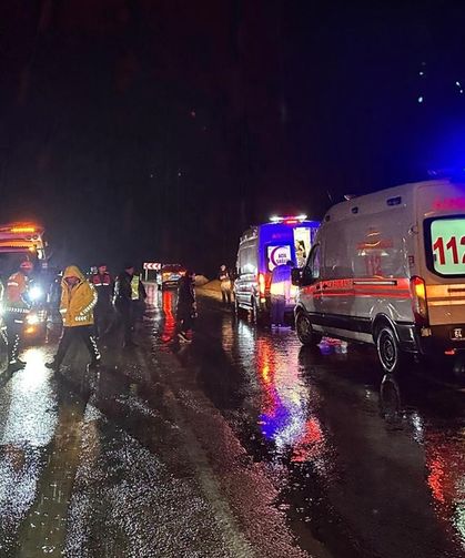 Devrilen işçi servisinde 17 yaralı