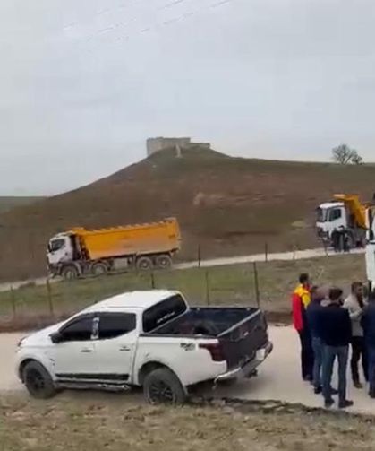 Köylüler yol kapattı