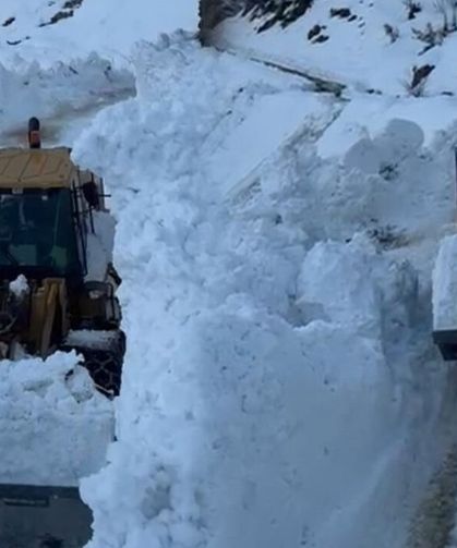 Bitlis’te köy yoluna çığ düştü