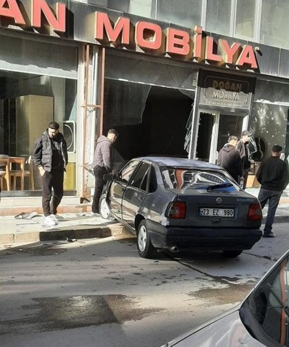 Elazığ’da otomobil, mobilya mağazasına daldı