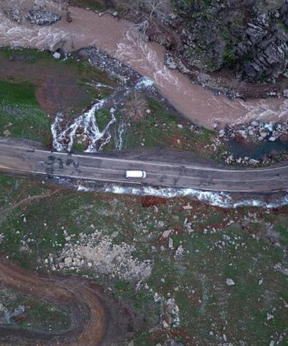 Hakkâri’de asfaltın ortasından su pınarı fışkırdı
