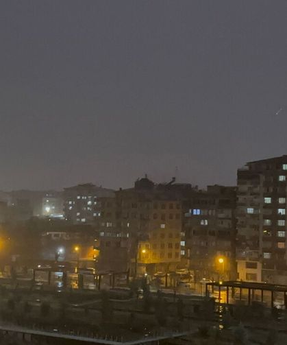 Diyarbakır’da korku gecesi: Şimşekler geceyi gündüze çevirdi