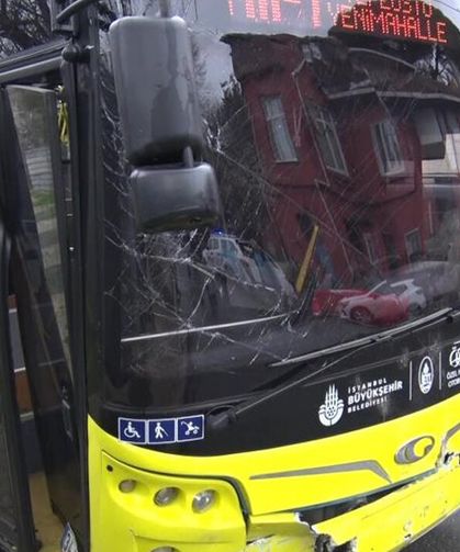 İETT otobüsü kaldırıma çıktı: 4 yaralı