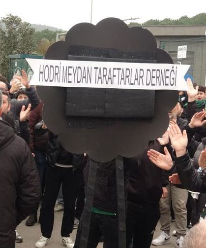 Kocaelispor taraftarlarından, TFF’ye siyah çelenk