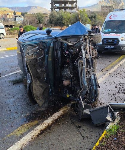 Mardin'de refüje çarpan otomobilin sürücüsü yaralandı