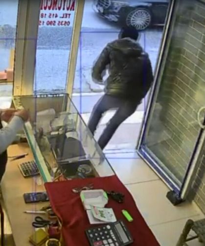 Mardin'de kuyumcudan yüzüğün çalınma anı görüntülendi