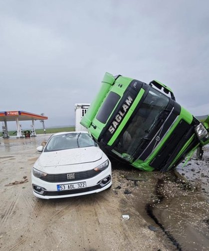 Diyarbakır’da tırın otomobilin üstüne devrildiği anlar kamerada