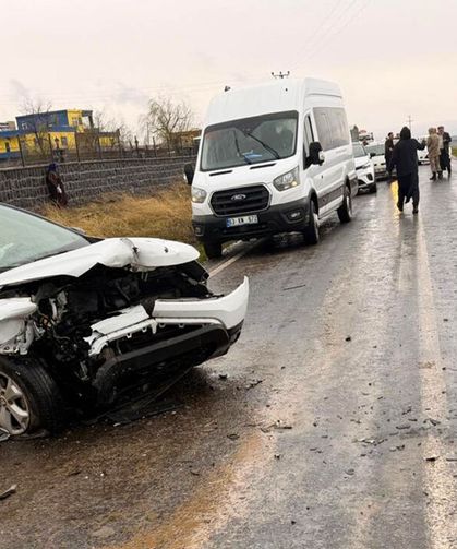 Şanlıurfa'da iki otomobil çarpıştı 8 yaralı