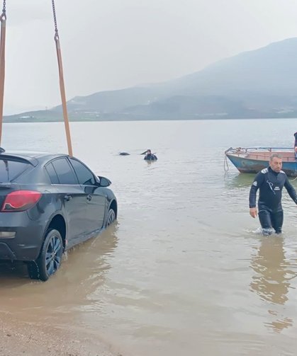 Otomobil Botan Çayı'na düştü