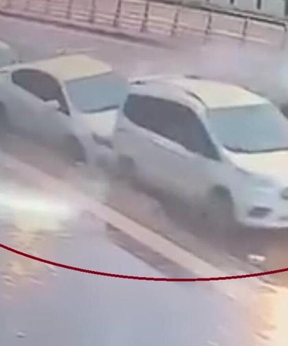 Diyarbakır'da ticari taksi 3 otomobile çarptı, takla attı