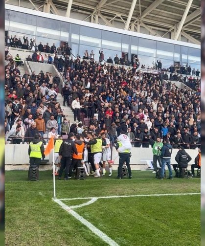 Elazığsporlu futbolcu gol sevincini polisle yaşadı