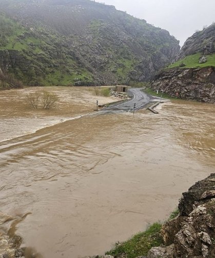 Hakkari'de sel taşkını, karayolunu kapattı
