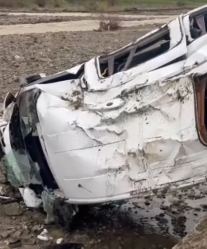 Devrilen minibüsteki 16 kişi yaralandı