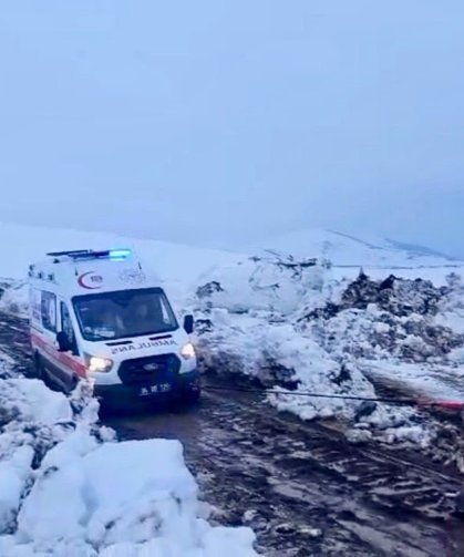 Nisan ayındaki kar yağışı, yol kapattı