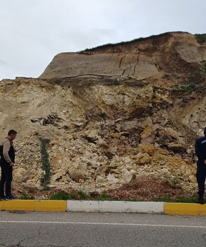 Üniversite yolunda heyelan