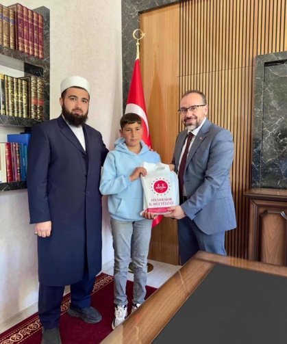 Cami inşaatına kumbarasını bağışlayan çocuğa ödül