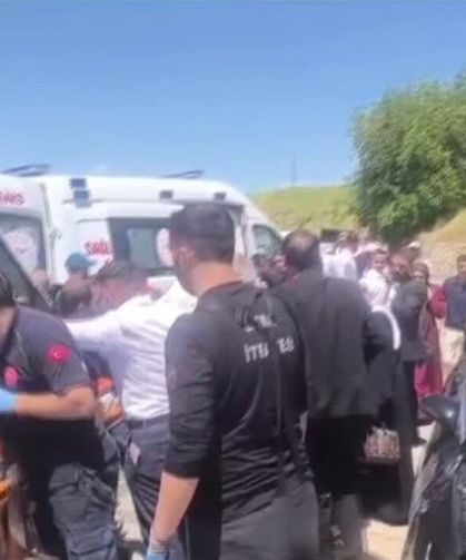 Batman'da otomobil istinat duvarına çarptı:6 kişi yaralı