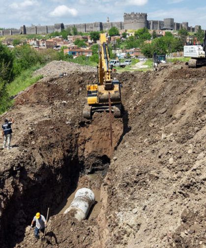 Diyarbakır'da Ben u Sen bölgesinde çöken kolektör hattı onarılıyor