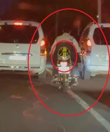 Diyarbakır'da ilginç görüntü: Trafikte kaskı kafası yerine arkasına bağladı