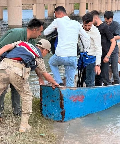 Fırat Nehri'nde mahsur kalan 8 kişi kurtarıldı
