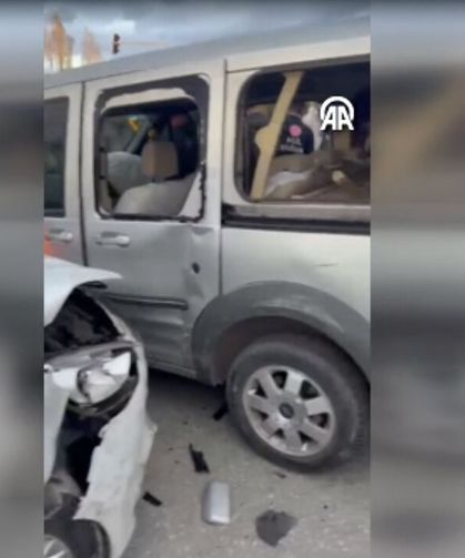 Hakkari'de 3 aracın karıştığı kazada 12 kişi yaralandı