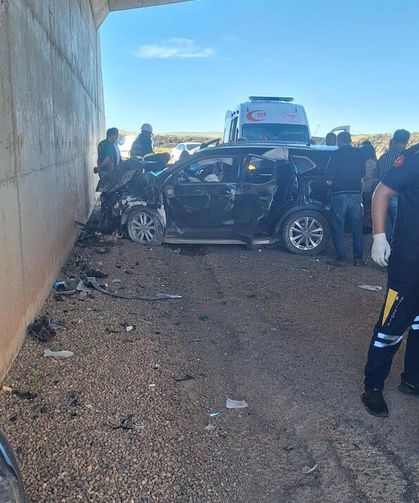 Seyir halindeki otomobil alt geçitte duvara çarptı: 5 yaralı
