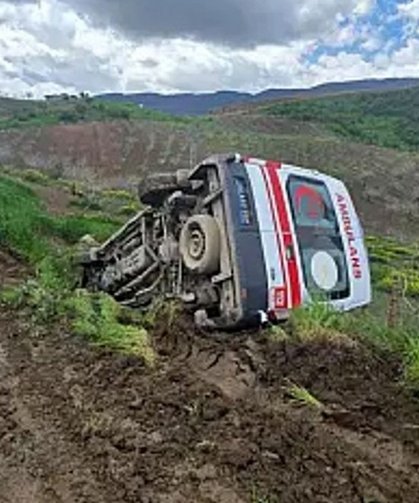 Siirt’te ambulans şarampole devrildi: 3 sağlık personeli yaralandı