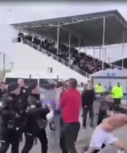 9 gollü maçta saha savaş alanına döndü