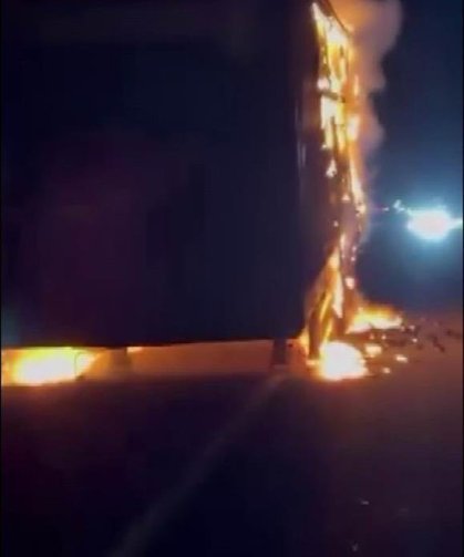 Diyarbakır'da hareket halindeki tır alev aldı