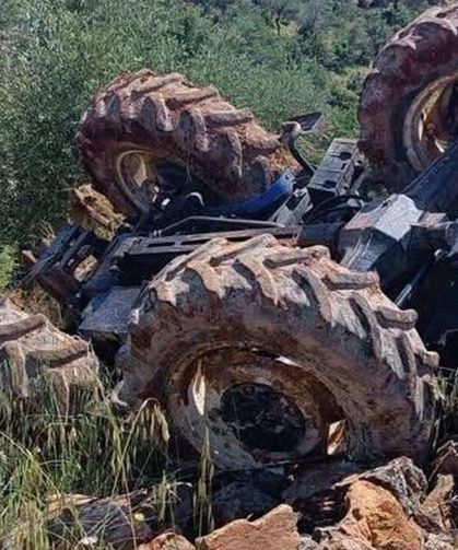 Gaziantep'te devrilen traktörün sürücüsü hayatını kaybetti