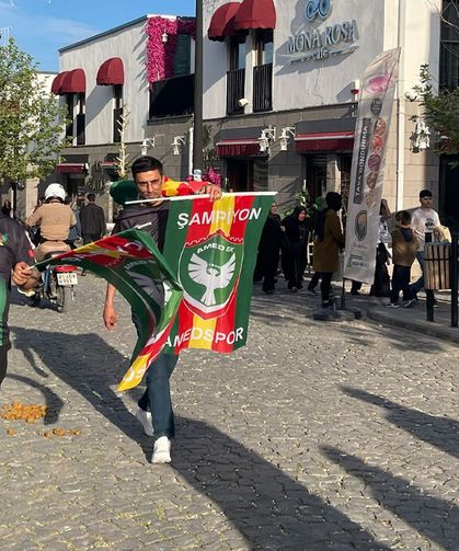 Diyarbakır Yeşil - Kırmızıya Büründü