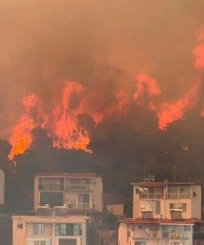 İzmir Dikili'deki yangın yerleşim alanlarına sıçradı