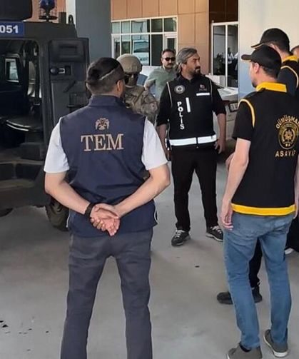 Eşini odunla döverek öldürdü